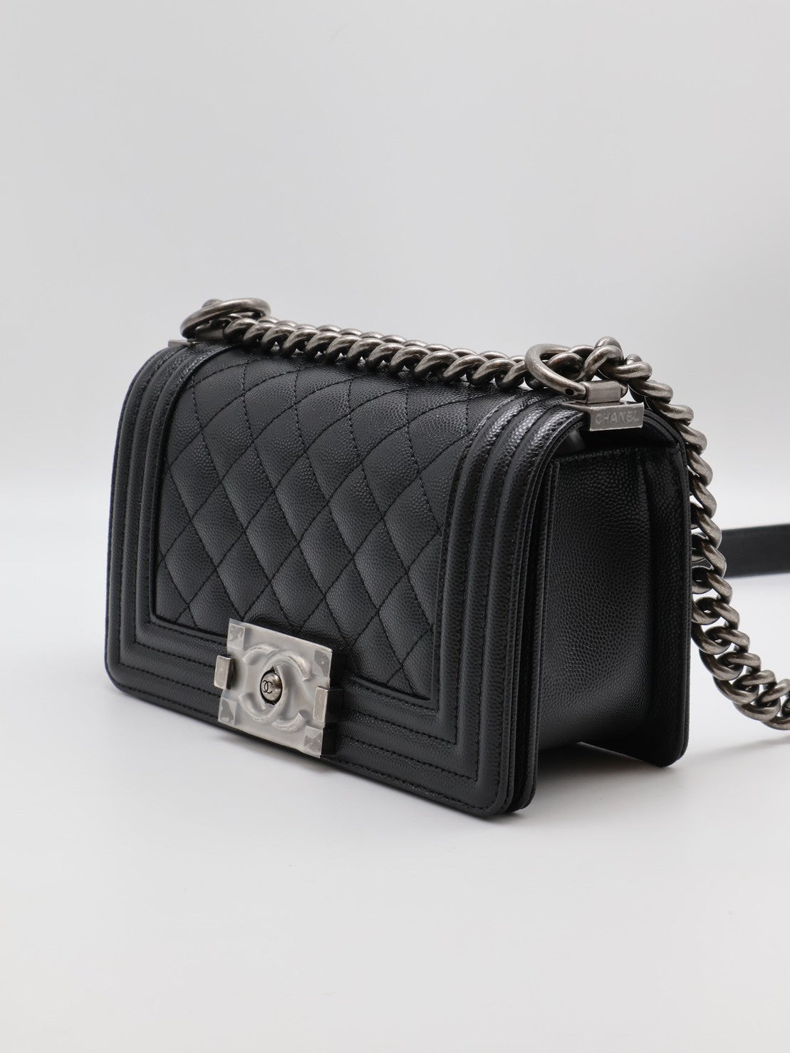 CHANEL Boy20 粒面牛皮口蓋包 - 黑銀