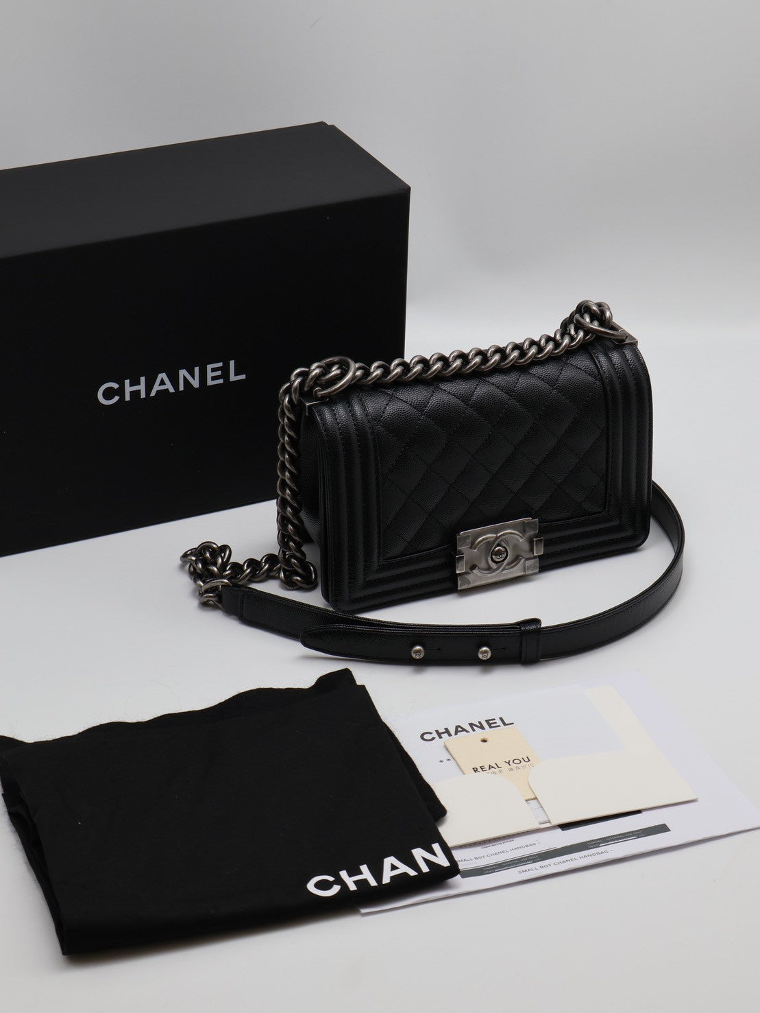 CHANEL Boy20 粒面牛皮口蓋包 - 黑銀