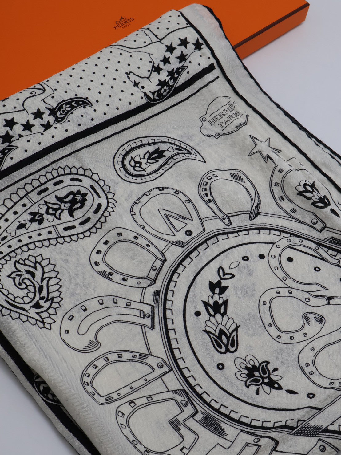 HERMES Cheval de Coeur Bandana披肩 140 - 黑白