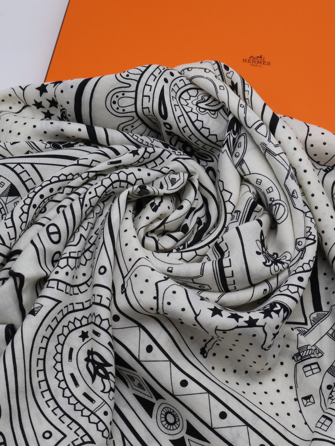 HERMES Cheval de Coeur Bandana披肩 140 - 黑白