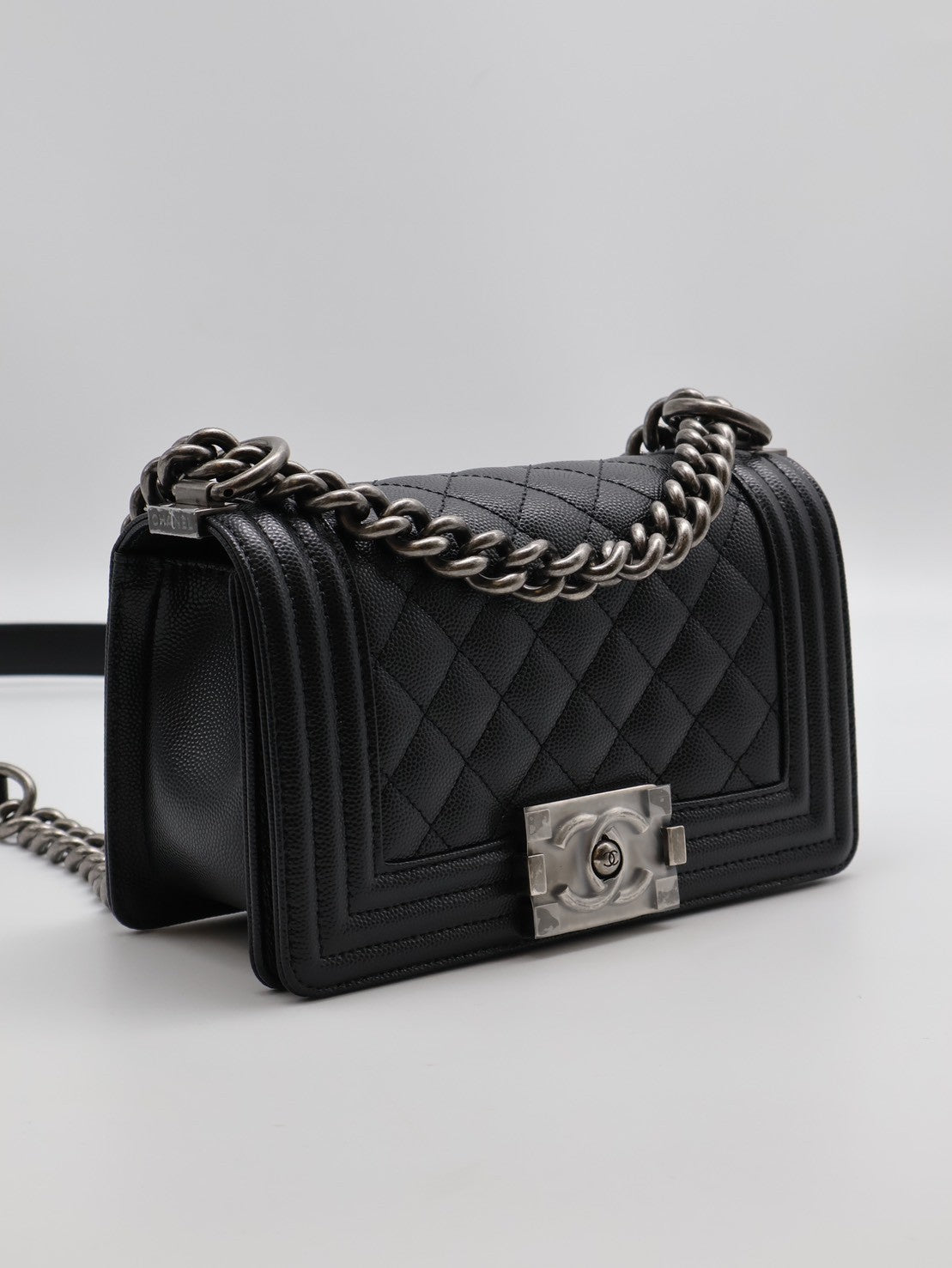 CHANEL Boy20 粒面牛皮口蓋包 - 黑銀