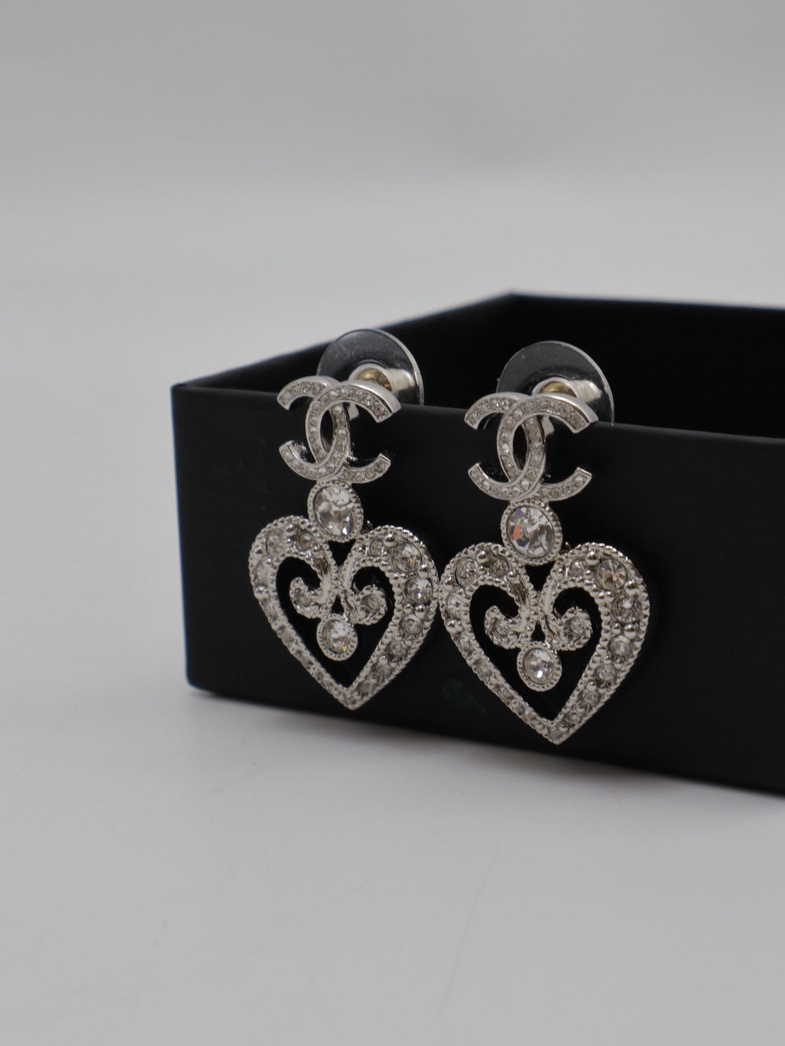 CHANEL 23K滿鑽愛心雕花耳環