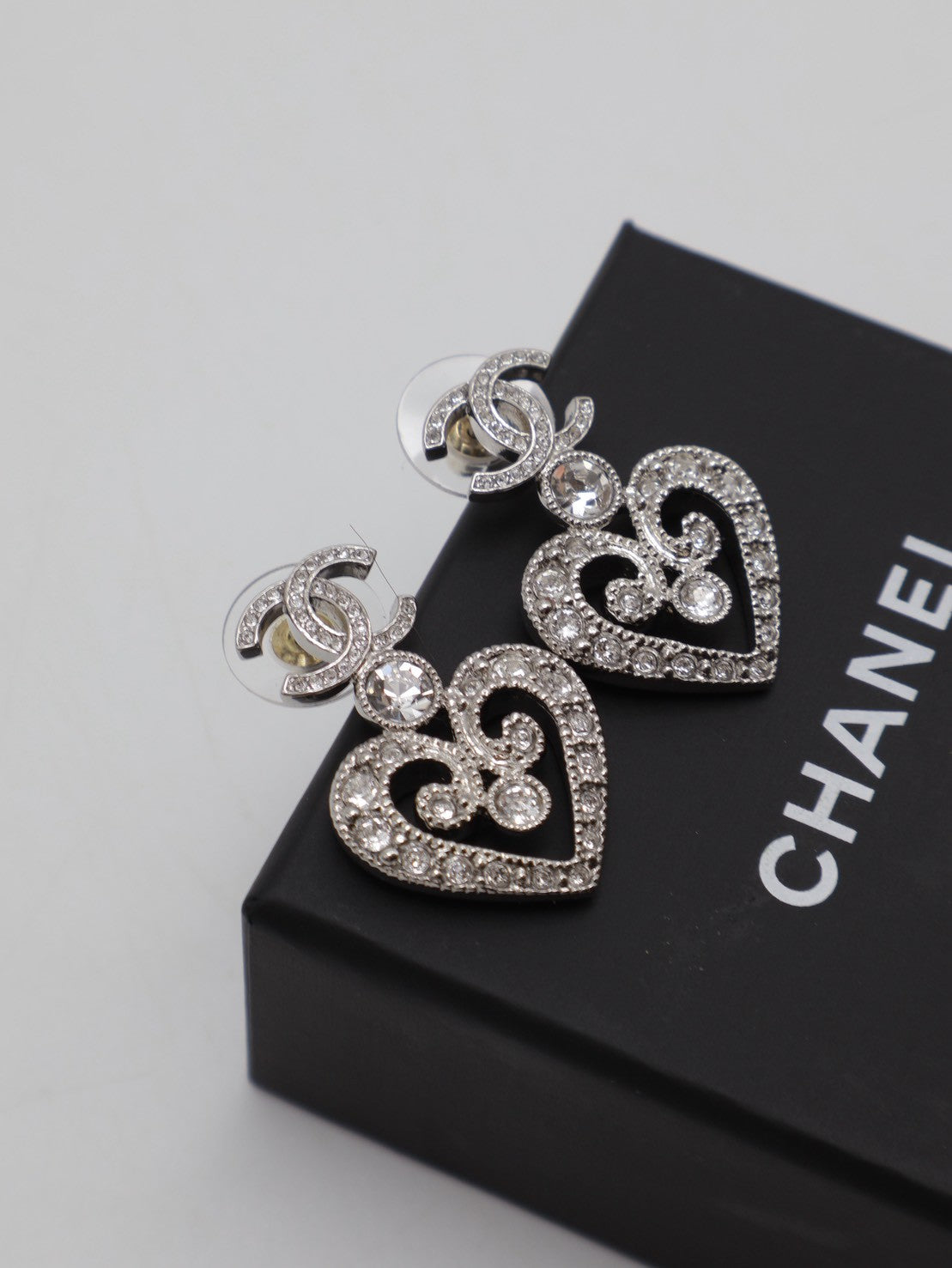 CHANEL 23K滿鑽愛心雕花耳環