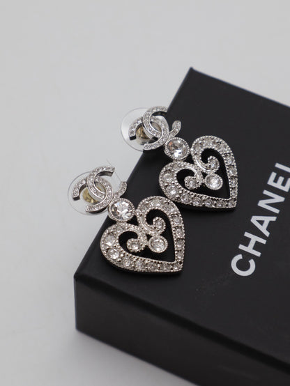 CHANEL 23K滿鑽愛心雕花耳環