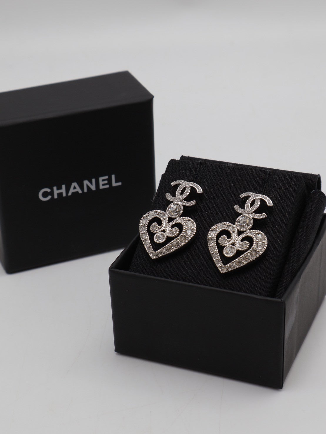 CHANEL 23K滿鑽愛心雕花耳環