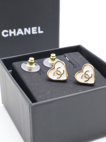 CHANEL 25P愛心琺瑯耳環