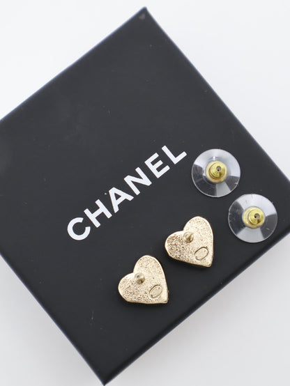 CHANEL 25P愛心琺瑯耳環