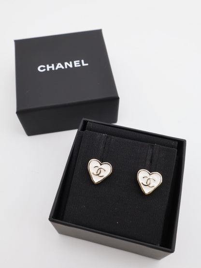 CHANEL 25P愛心琺瑯耳環