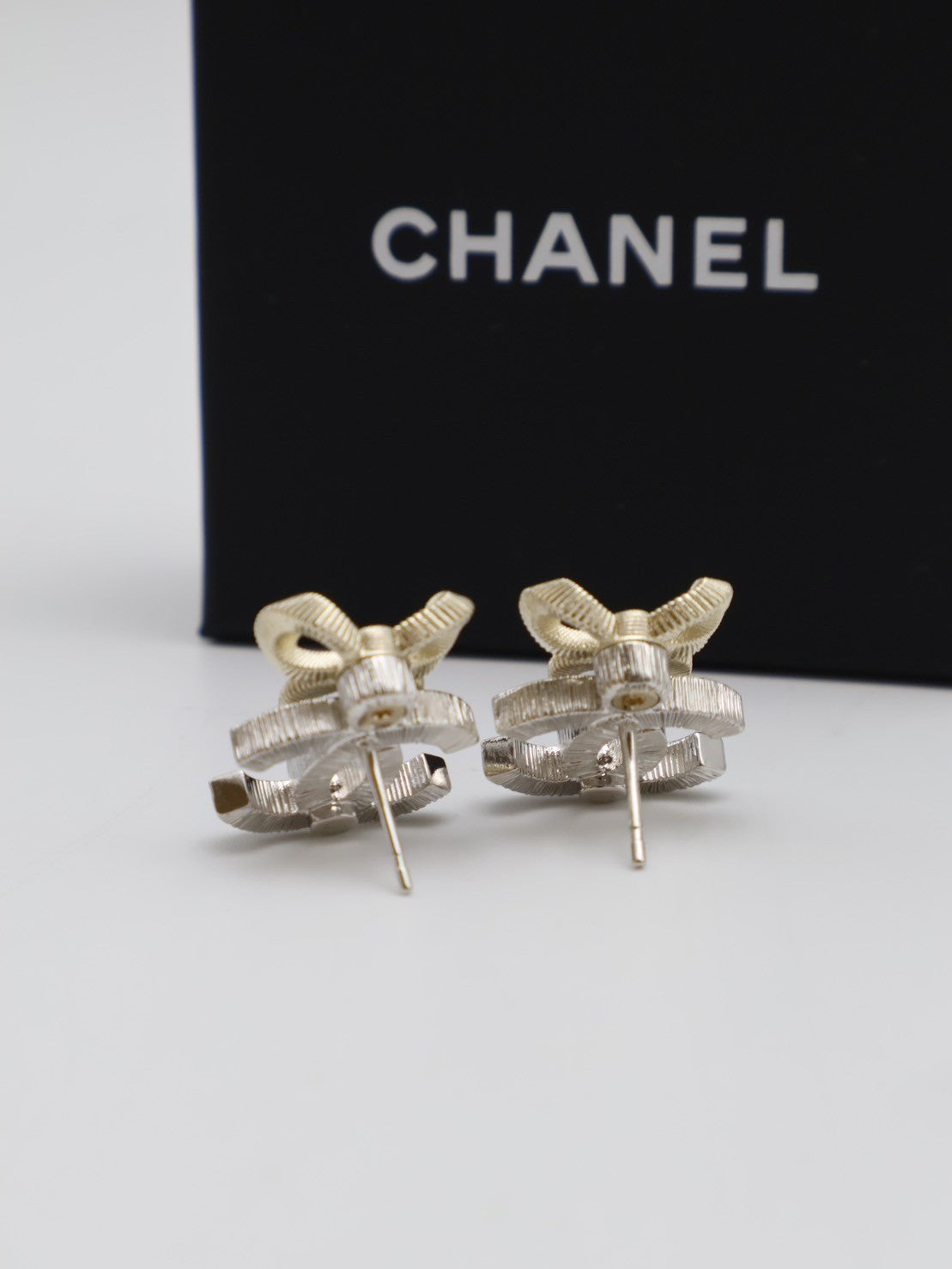 CHANEL 24K香檳金蝴蝶結雙C水鑽耳環