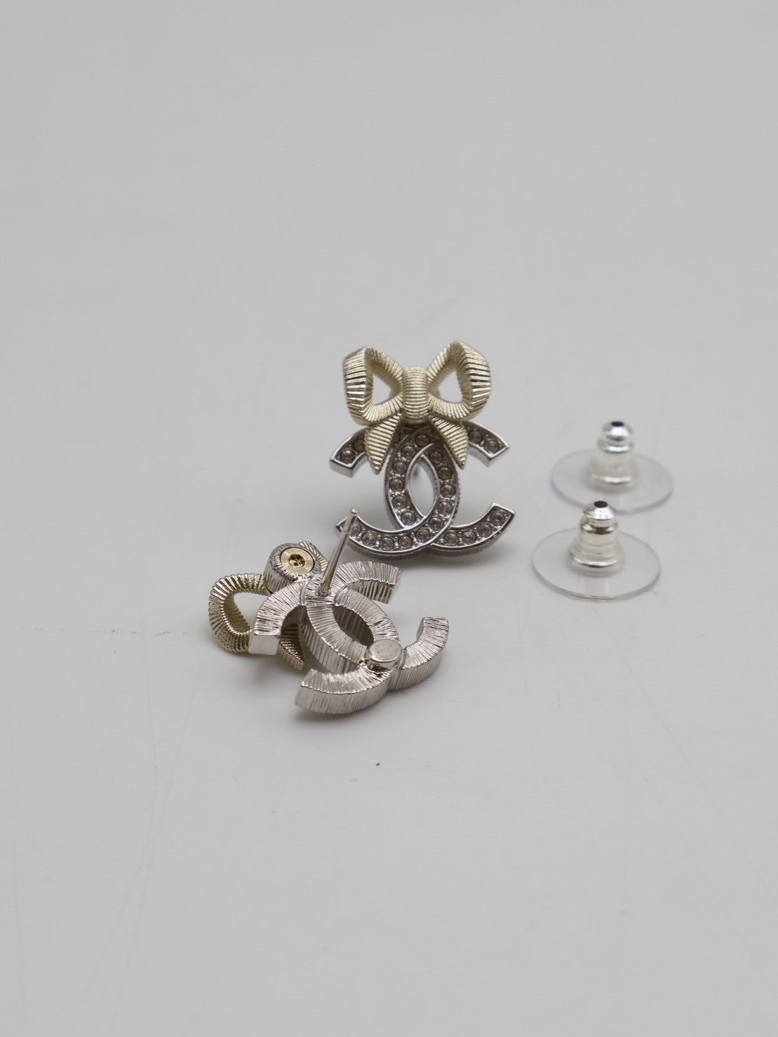 CHANEL 24K香檳金蝴蝶結雙C水鑽耳環