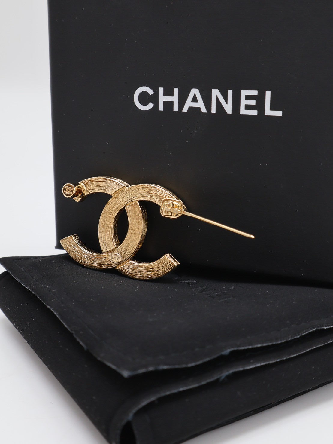 CHANEL 24S拉絲水晶雙C胸針