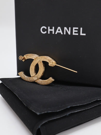 CHANEL 24S拉絲水晶雙C胸針