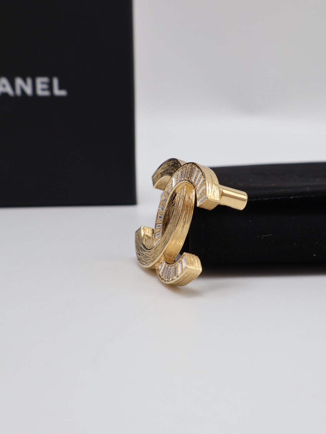 CHANEL 24S拉絲水晶雙C胸針