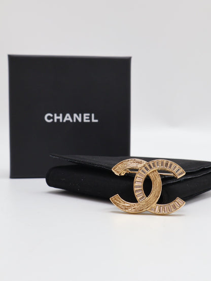 CHANEL 24S拉絲水晶雙C胸針