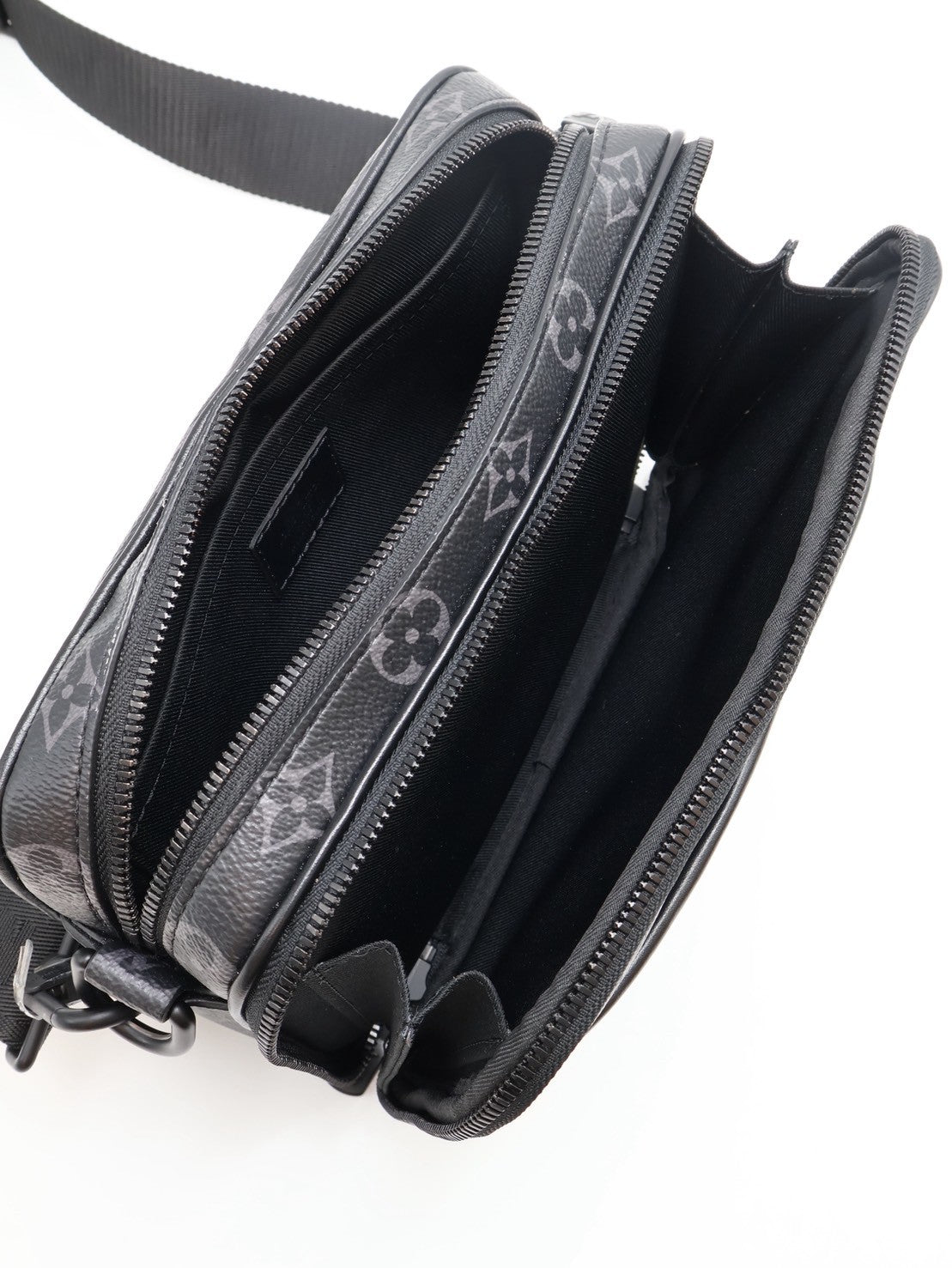 LOUIS VUITTON Alpha 雙隔層郵差包
