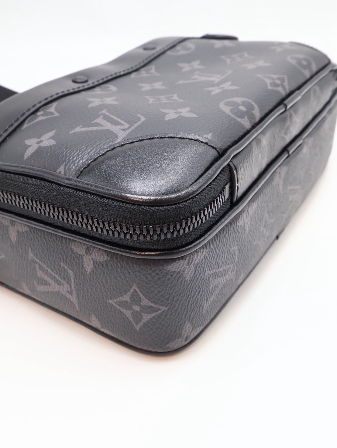 LOUIS VUITTON Alpha 雙隔層郵差包