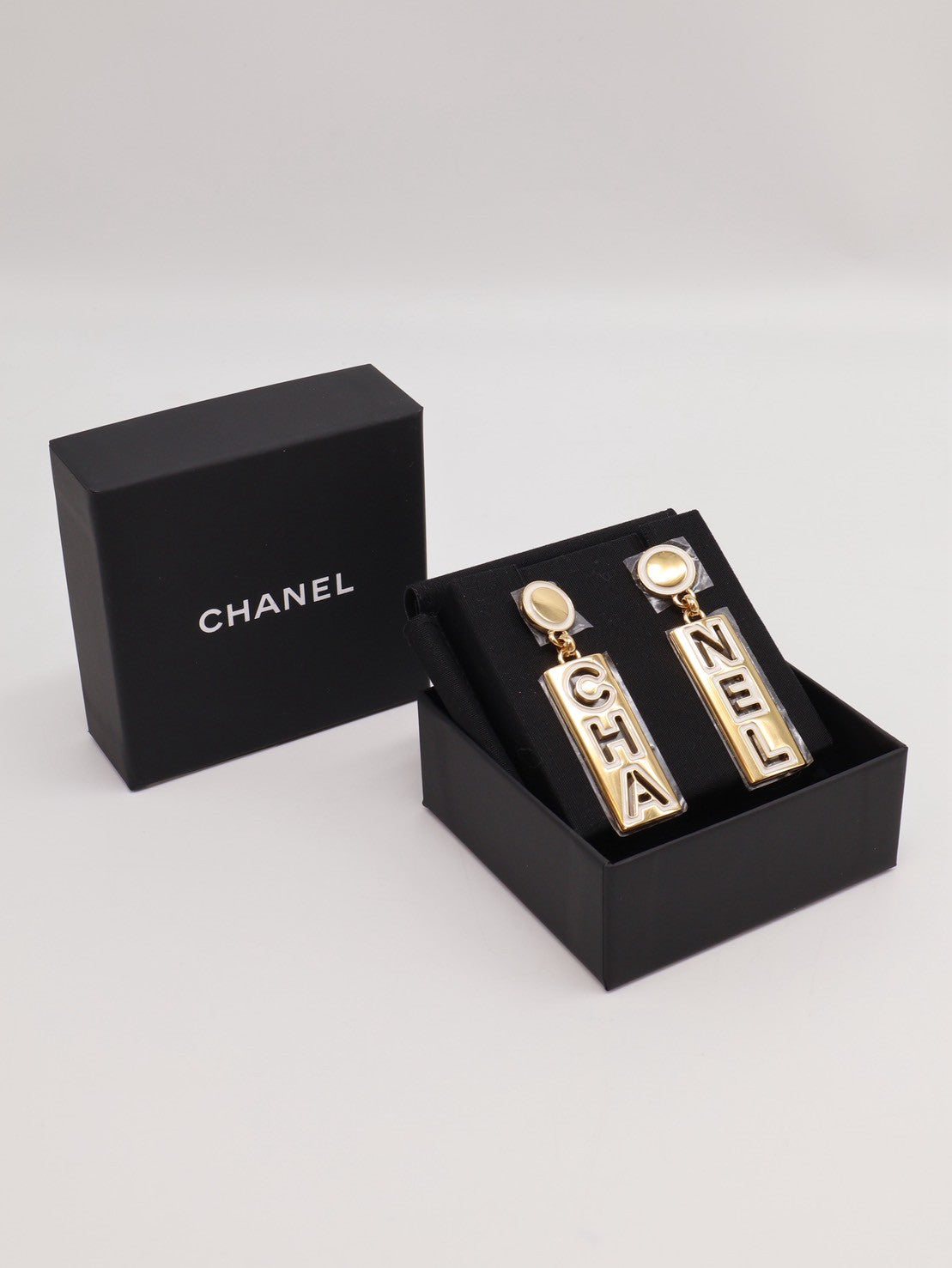 CHANEL 24A縷空CHANEL大耳環 - 白金