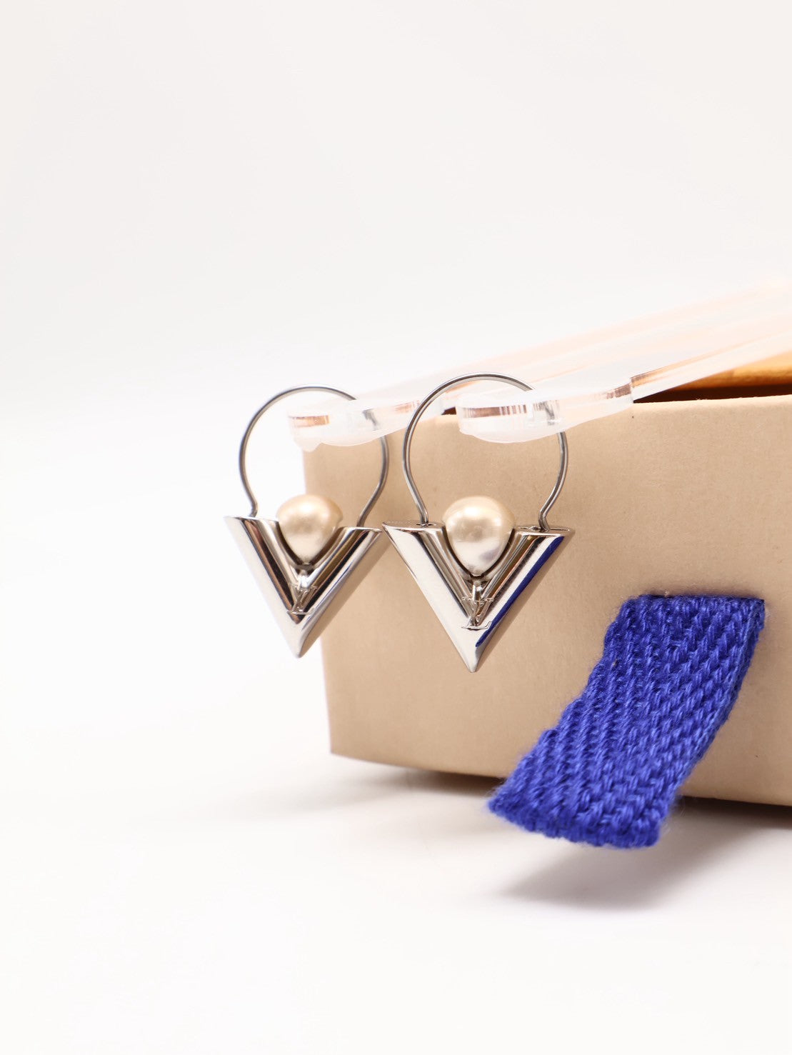 LOUIS VUITTON 經典V字鑲珍珠耳環