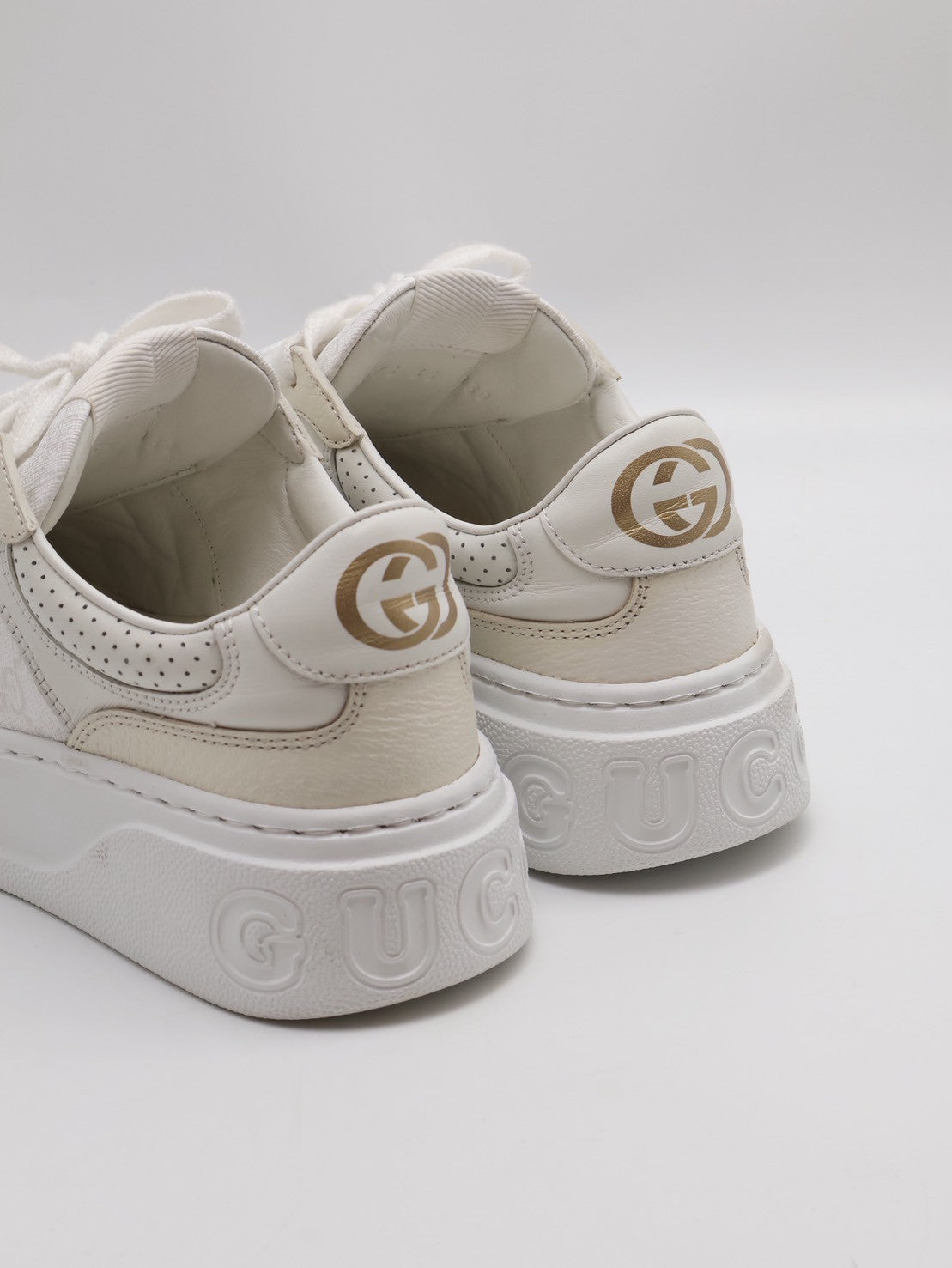 GUCCI - GG壓紋全皮休閒鞋 - 白 35