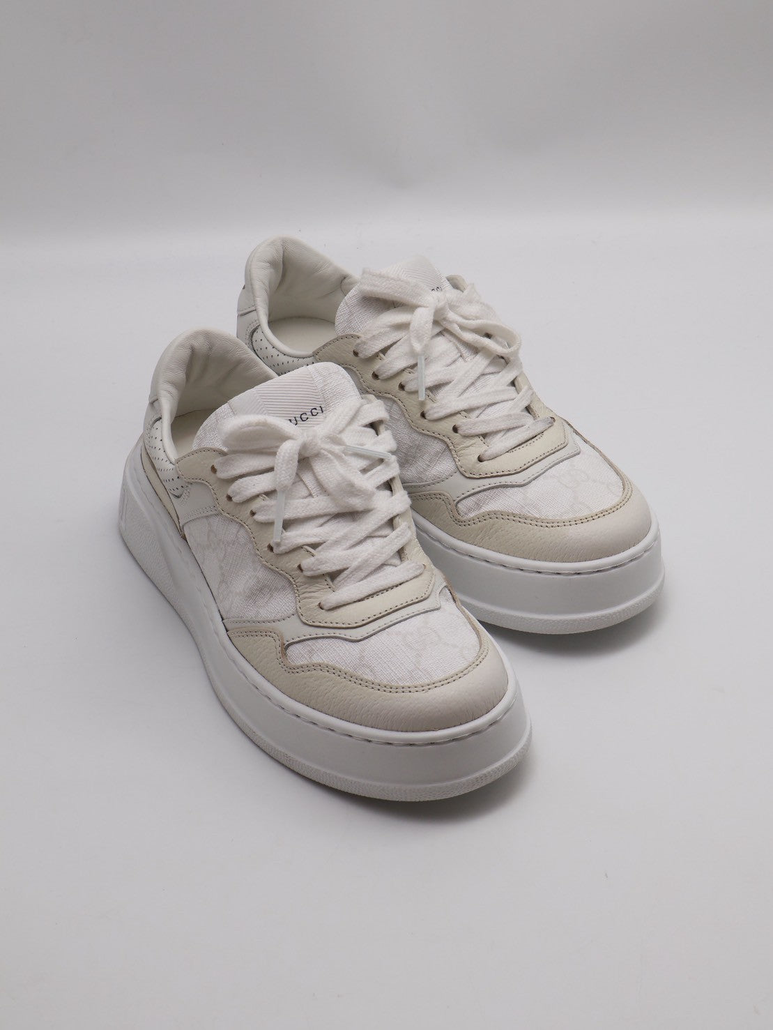 GUCCI - GG壓紋全皮休閒鞋 - 白 35