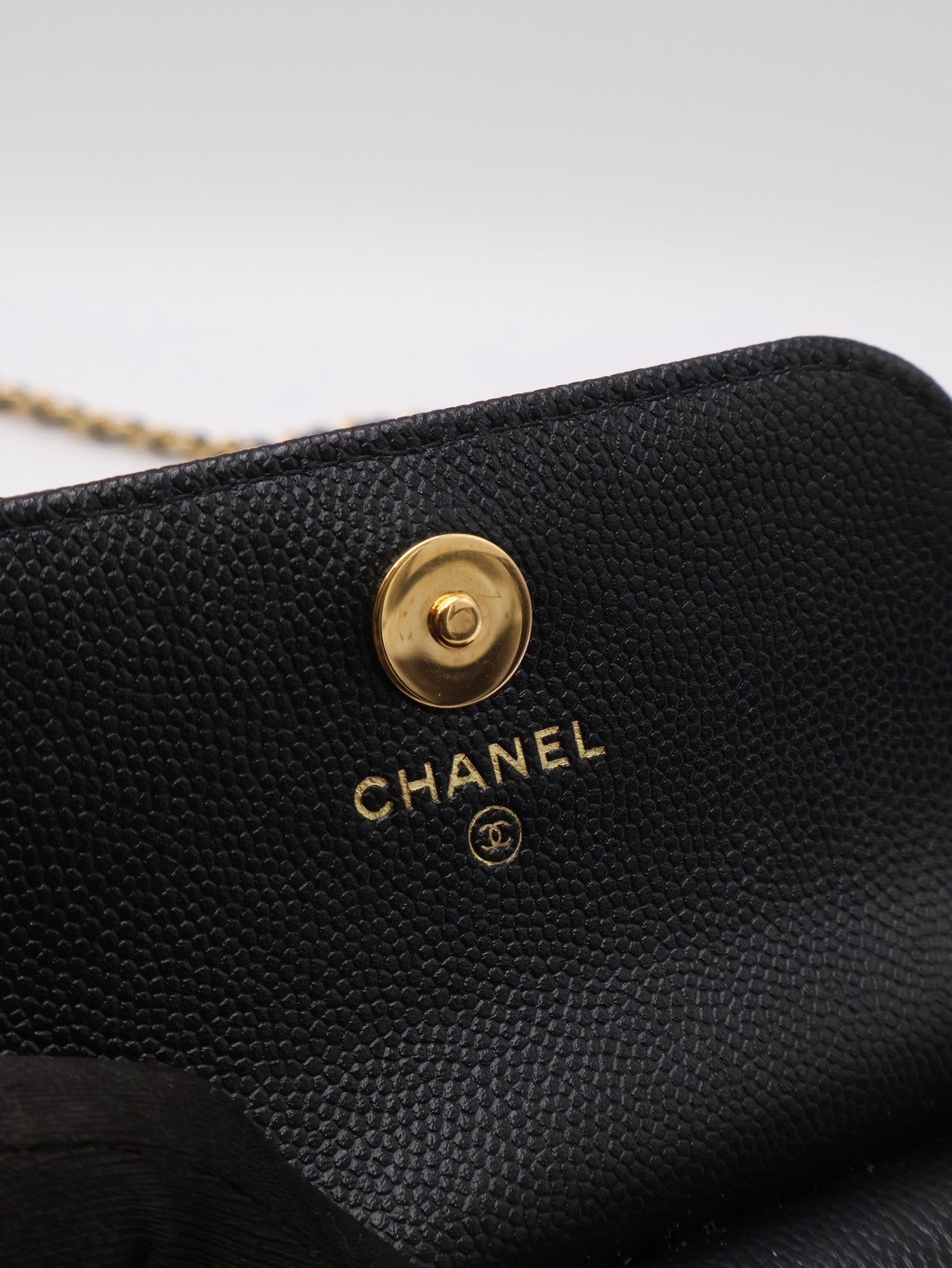 CHANEL 22K粒面牛皮斜背小包 - 黑金