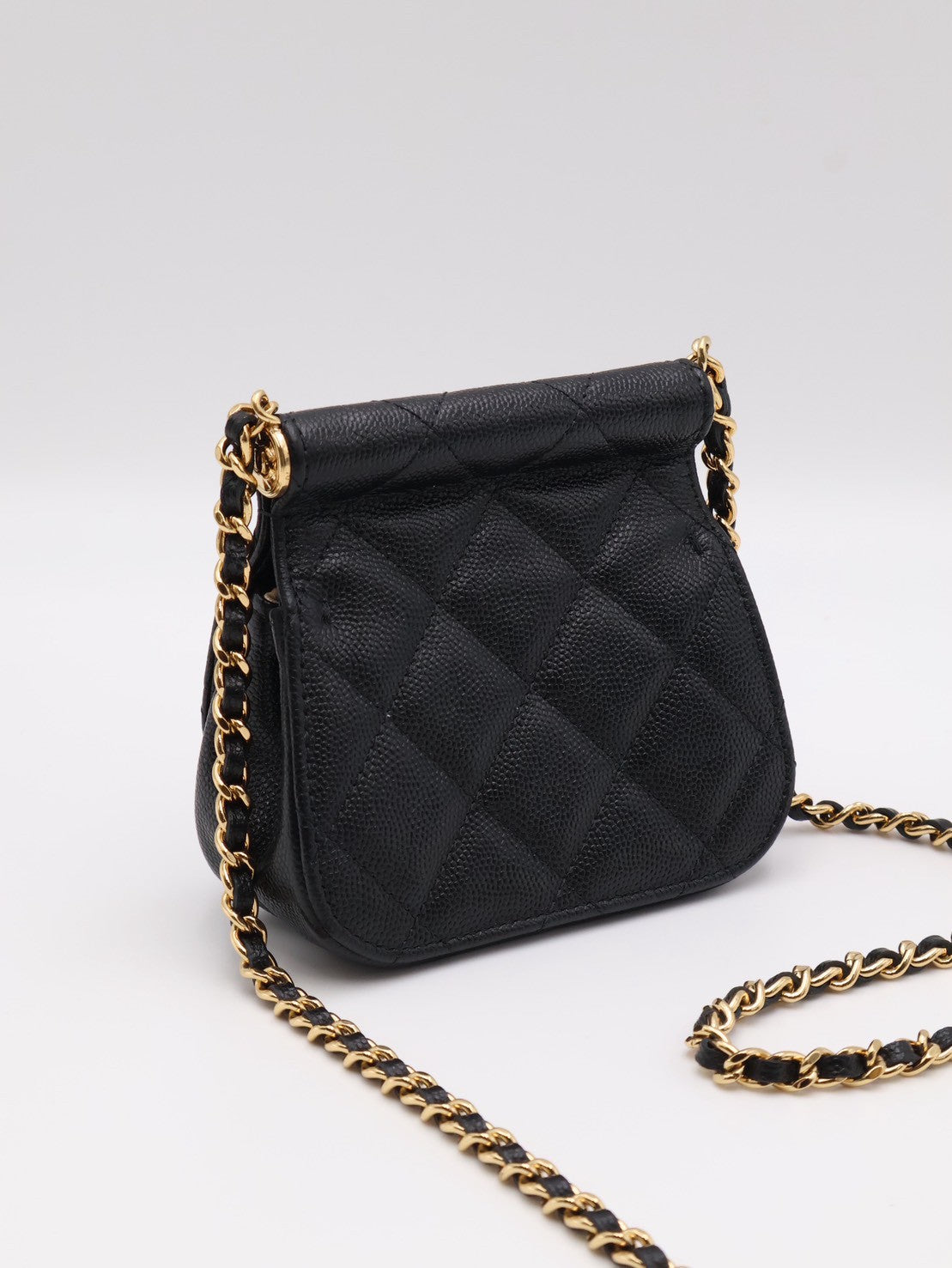 CHANEL 22K粒面牛皮斜背小包 - 黑金