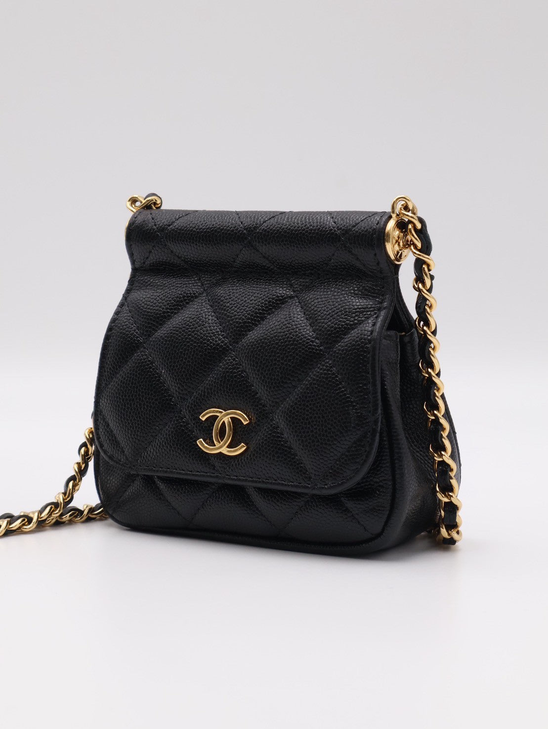 CHANEL 22K粒面牛皮斜背小包 - 黑金