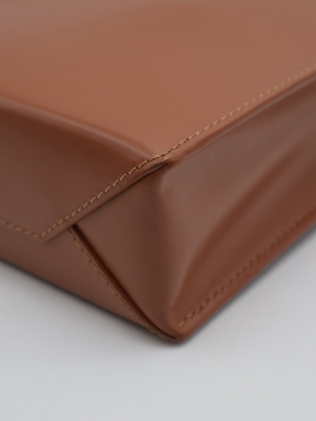 LOEWE Standard A5小牛皮斜背包