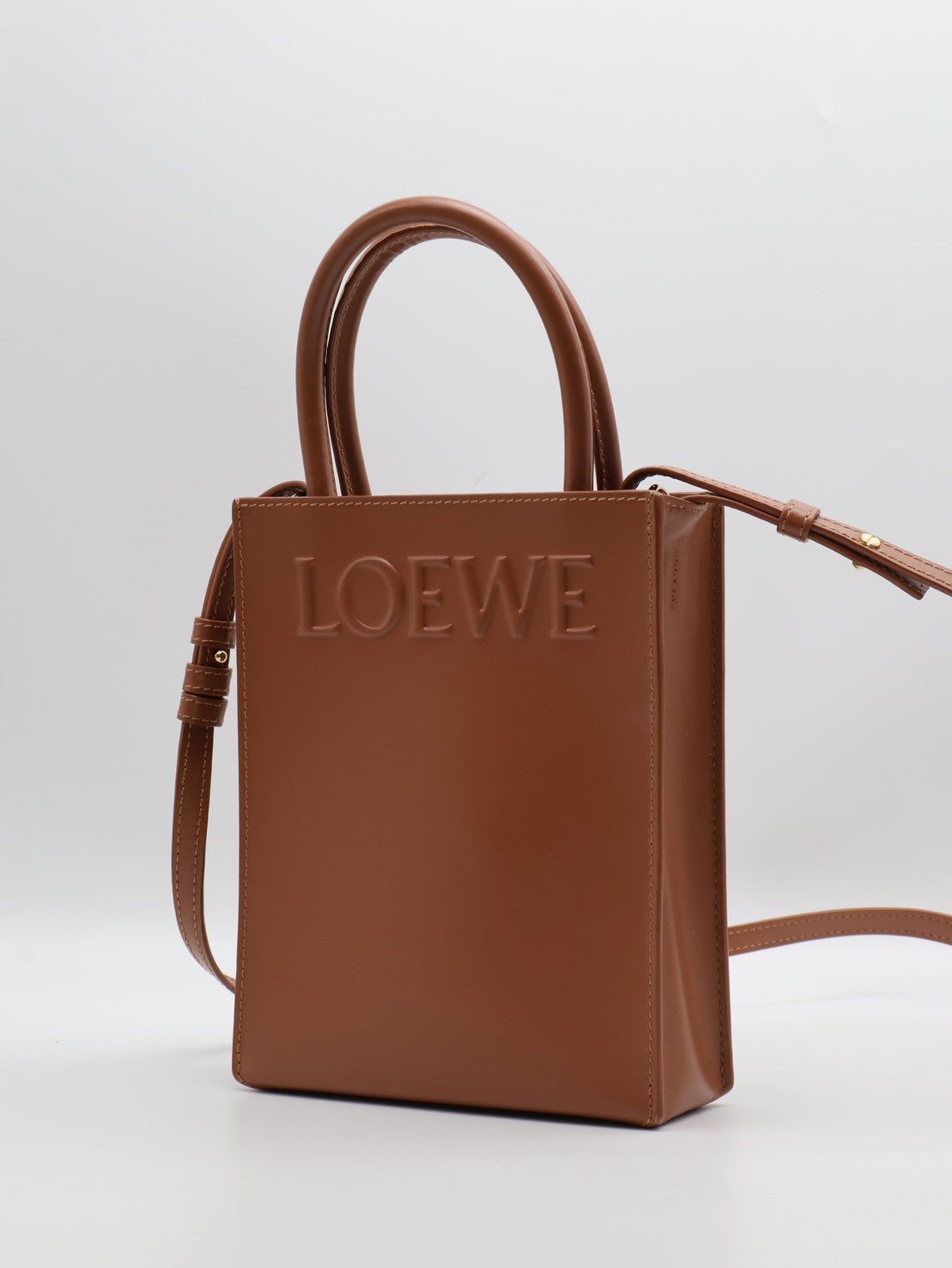 LOEWE Standard A5小牛皮斜背包