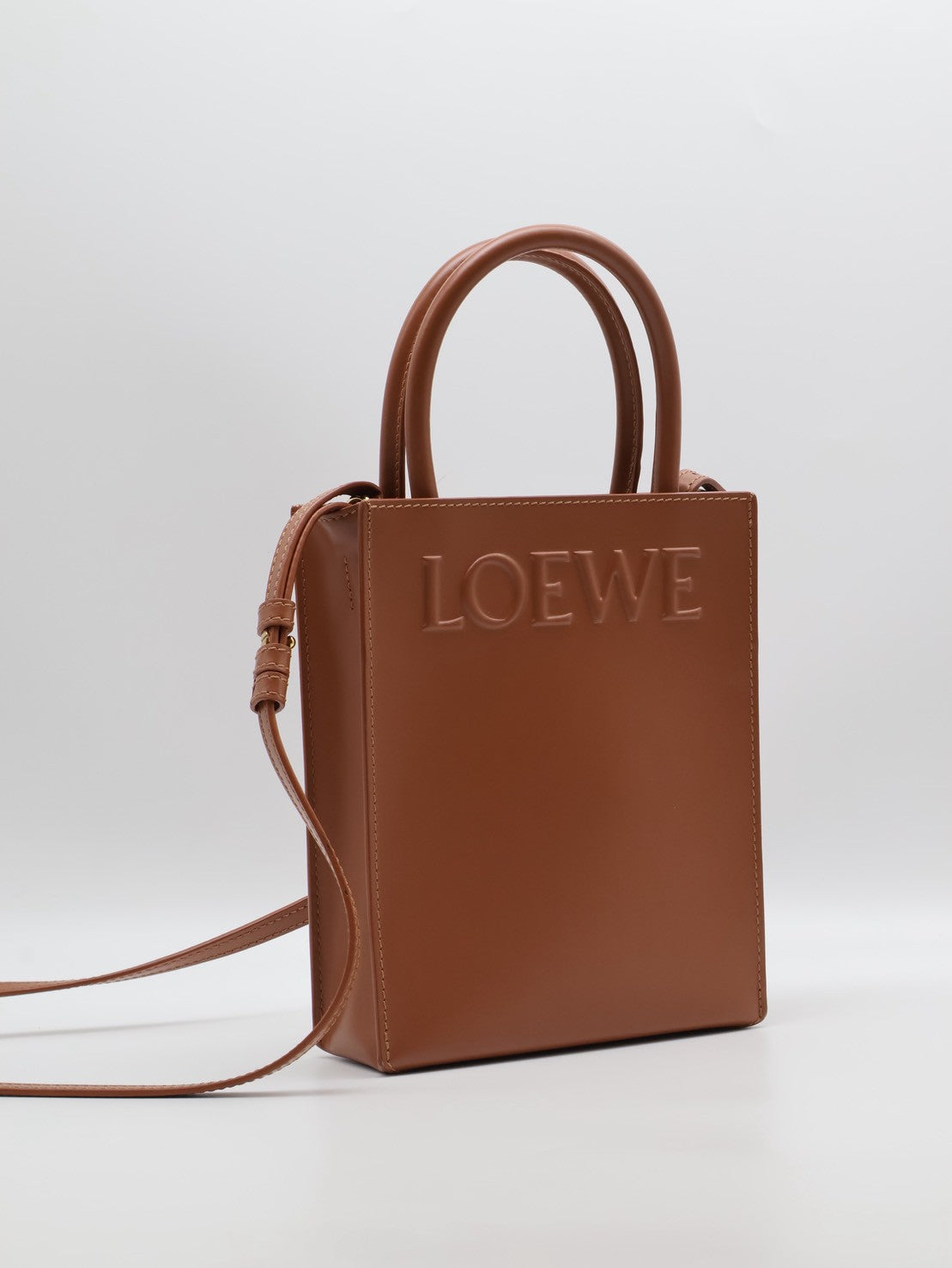 LOEWE Standard A5小牛皮斜背包