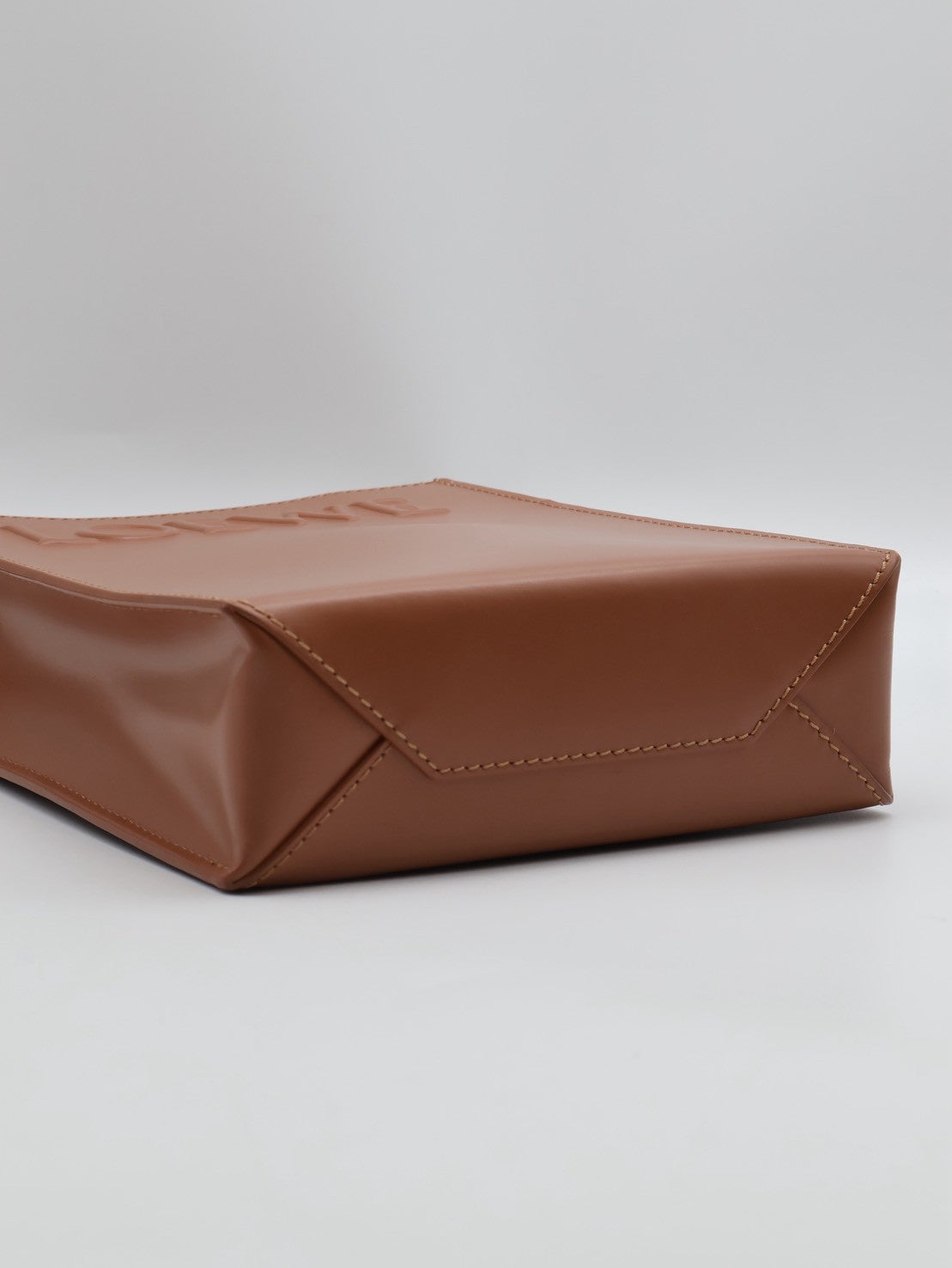 LOEWE Standard A5小牛皮斜背包