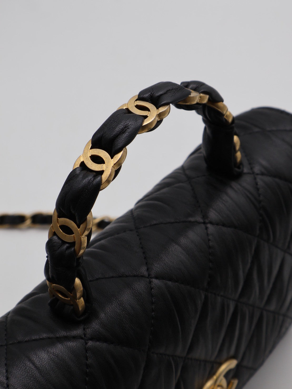 CHANEL 褶皺小羊皮手提斜背包 - 黑金31開
