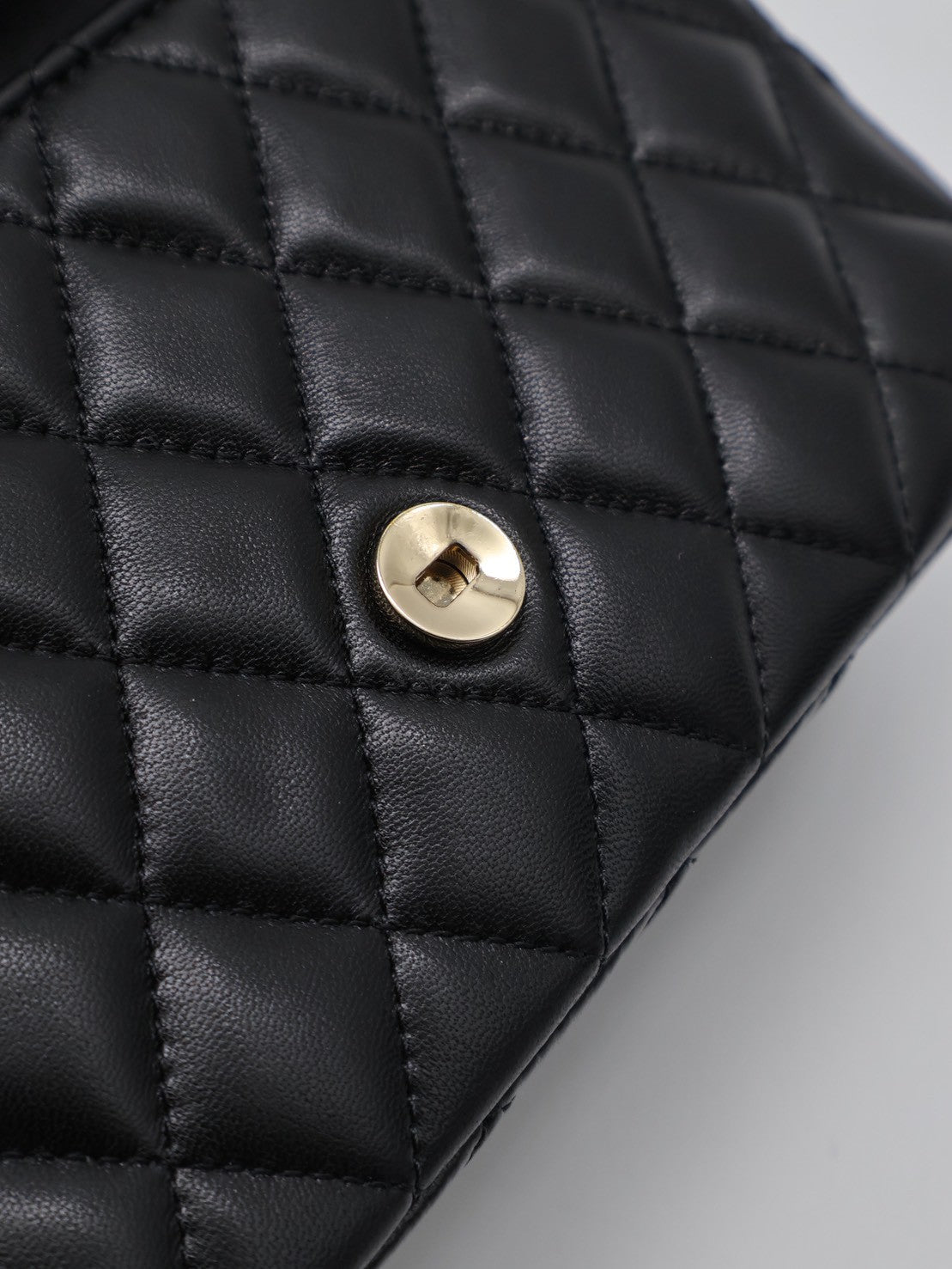 CHANEL 25C漆皮手柄Handle Mini CF - So Black