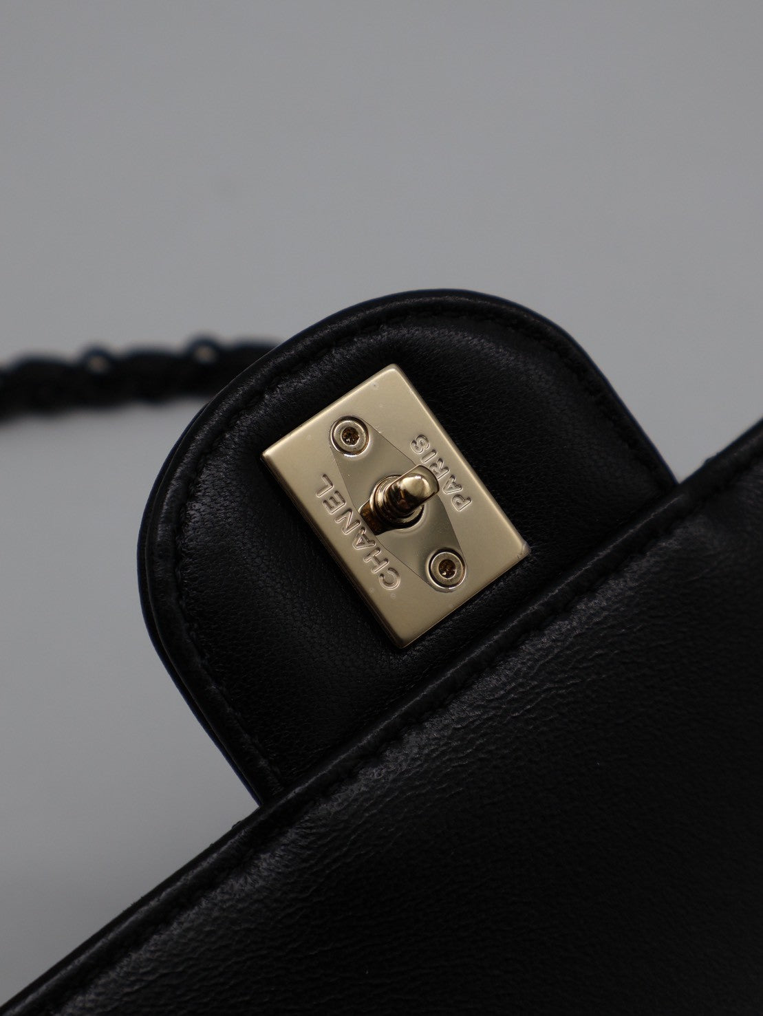 CHANEL 25C漆皮手柄Handle Mini CF - So Black