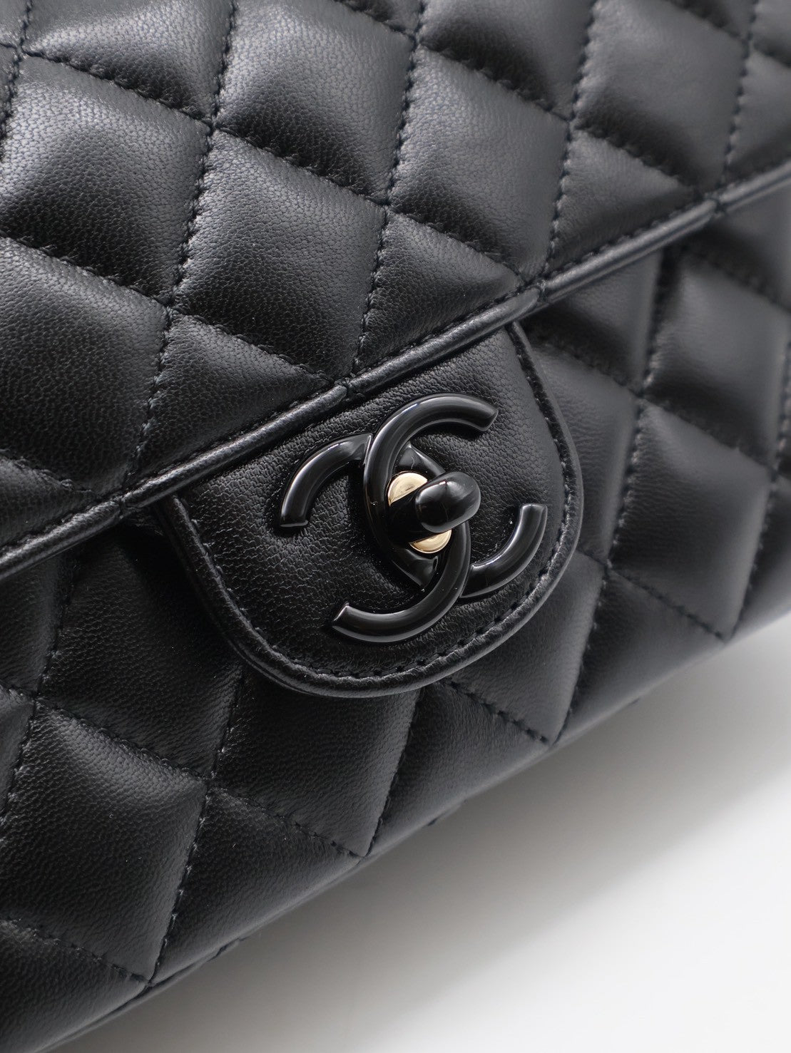 CHANEL 25C漆皮手柄Handle Mini CF - So Black