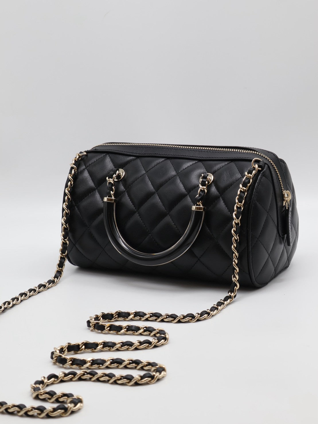 CHANEL 25C菱格紋小羊皮保齡球包 - 黑金