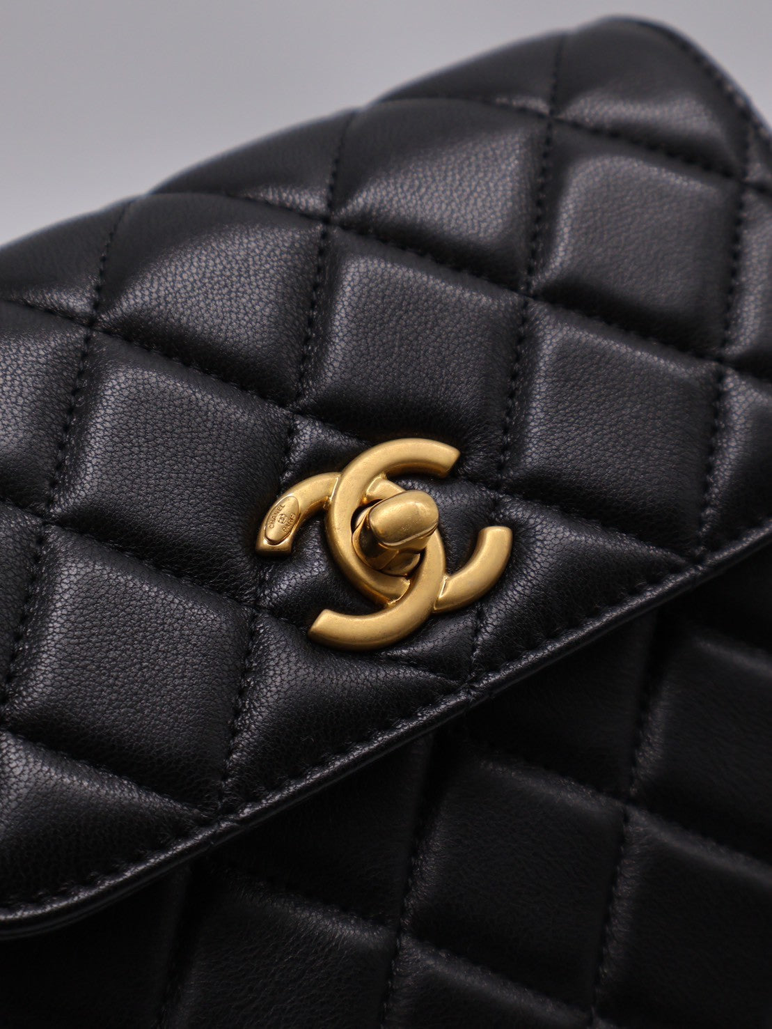 CHANEL 25A羊皮口蓋包 - 黑金