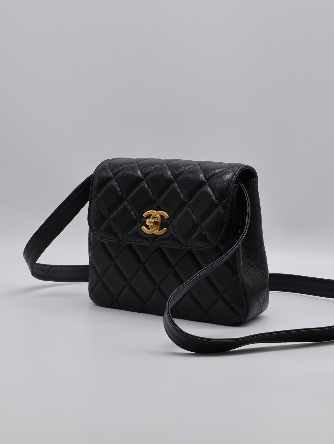 CHANEL 25A羊皮口蓋包 - 黑金