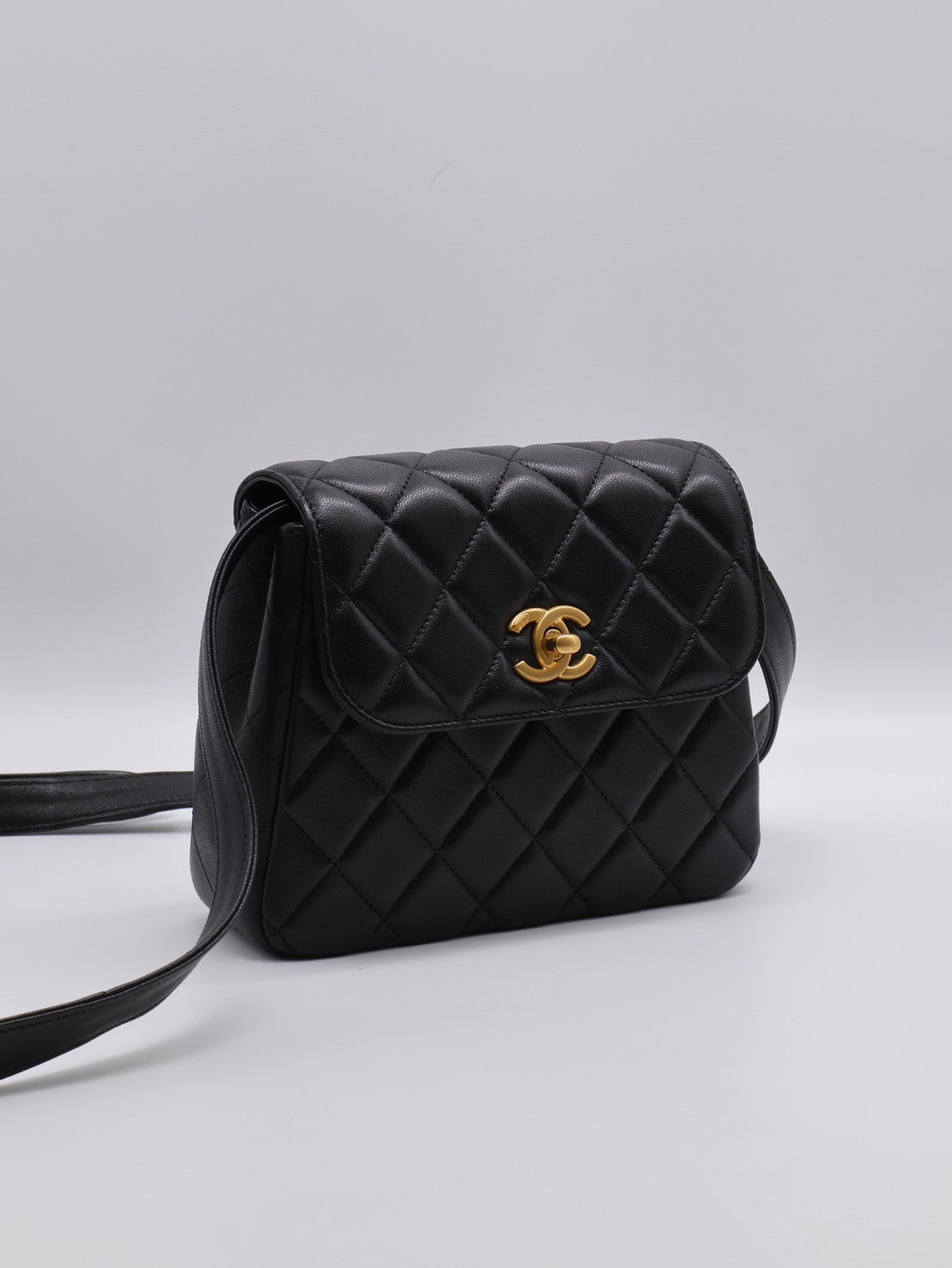 CHANEL 25A羊皮口蓋包 - 黑金