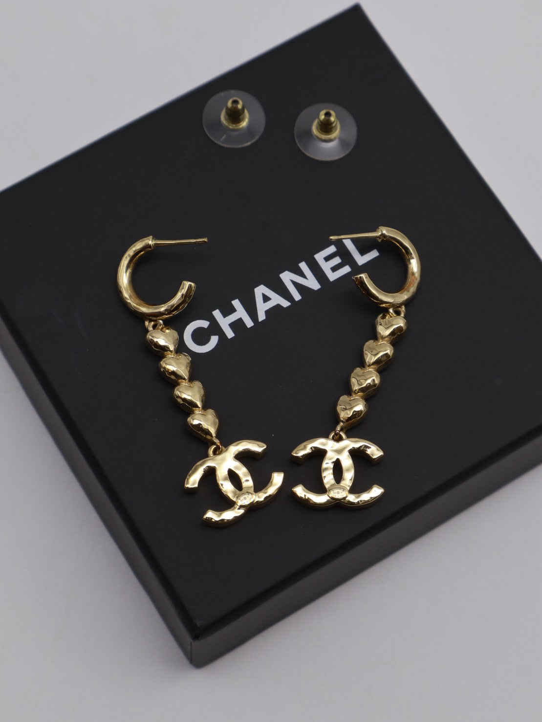 CHANEL 23P愛心串雙C吊墜耳環