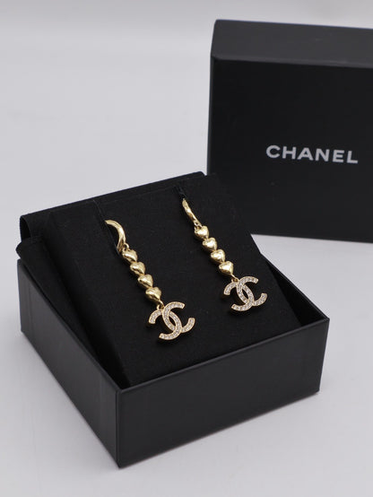 CHANEL 23P愛心串雙C吊墜耳環