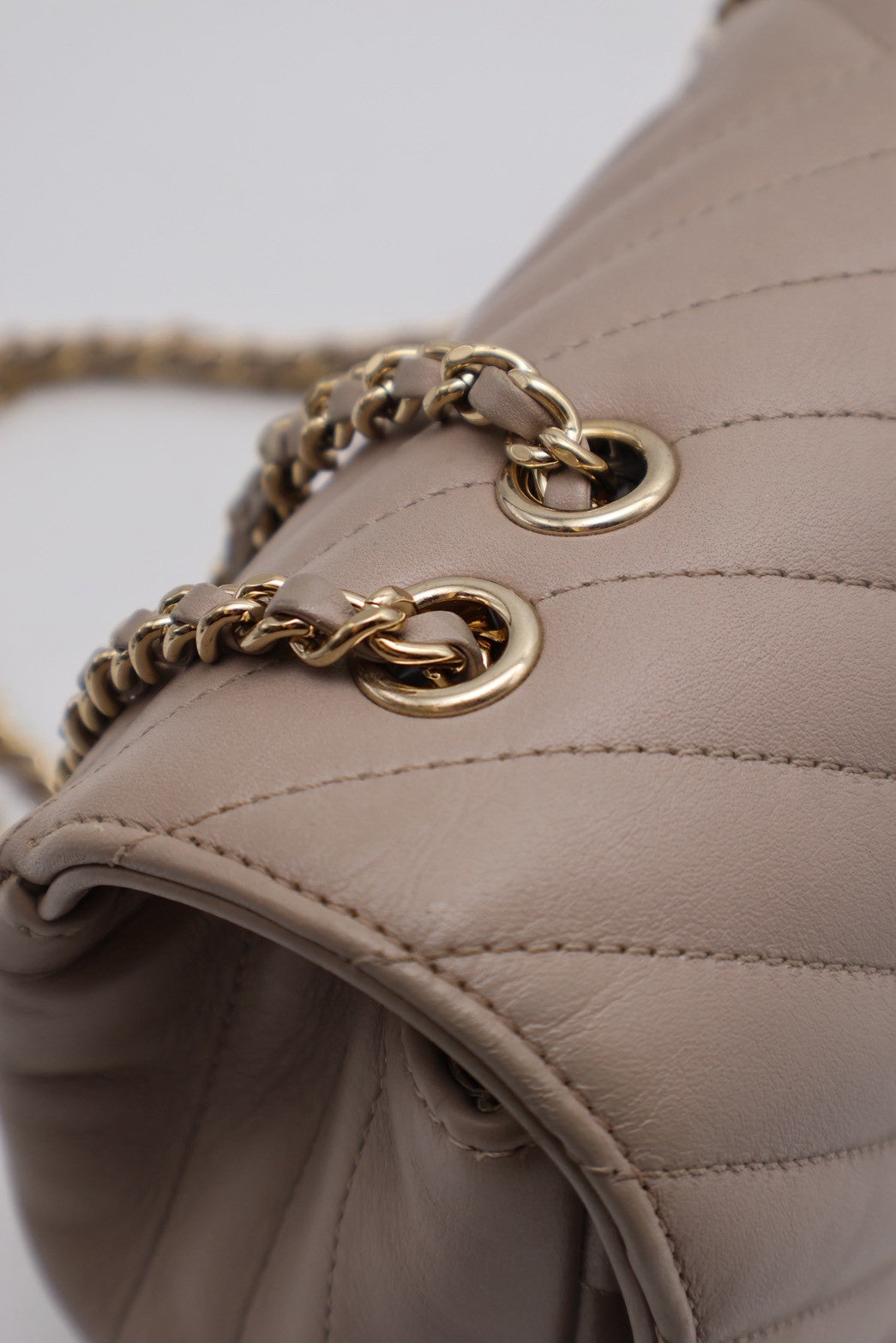 CHANEL V紋牛皮單肩包 - 米灰24開
