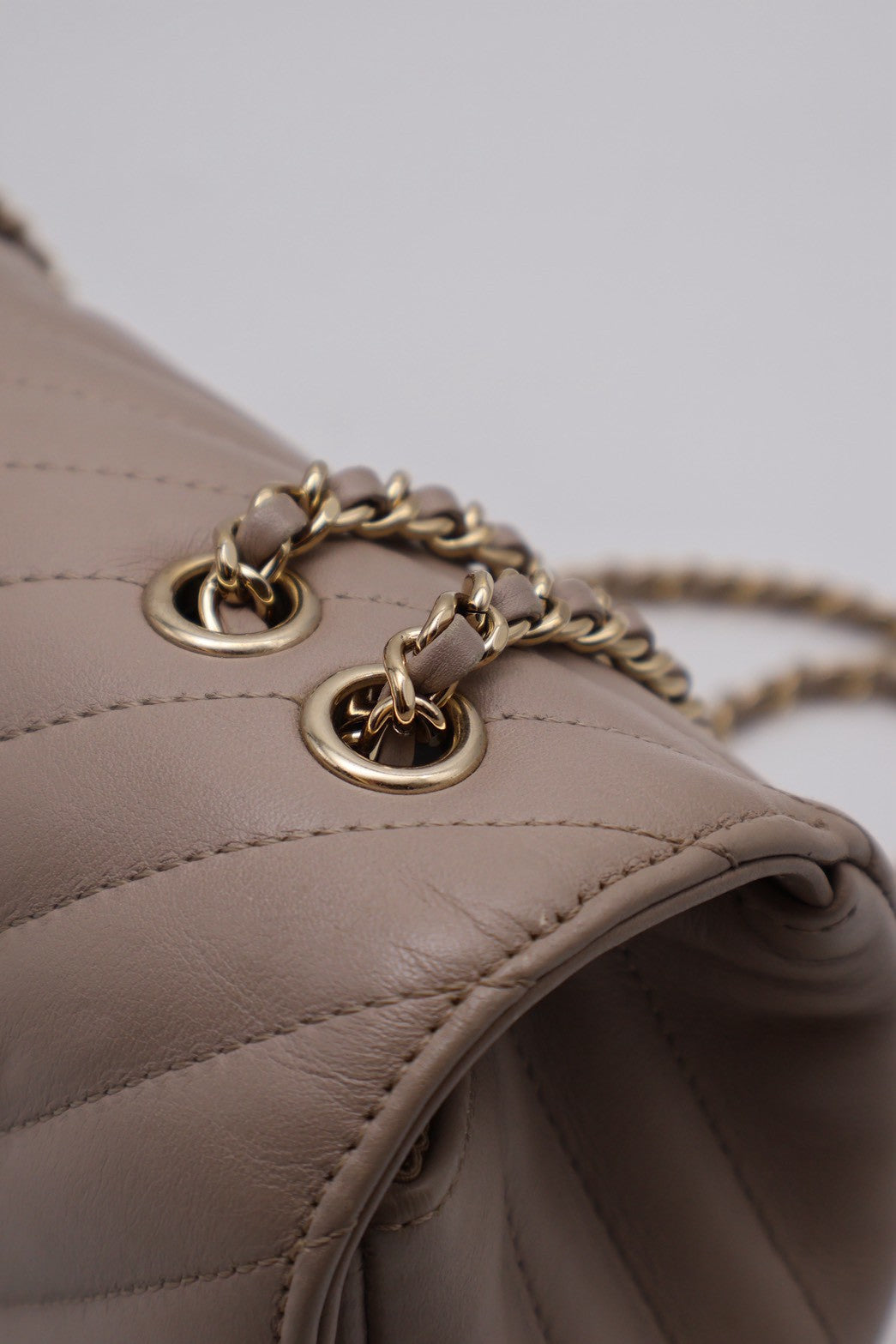 CHANEL V紋牛皮單肩包 - 米灰24開
