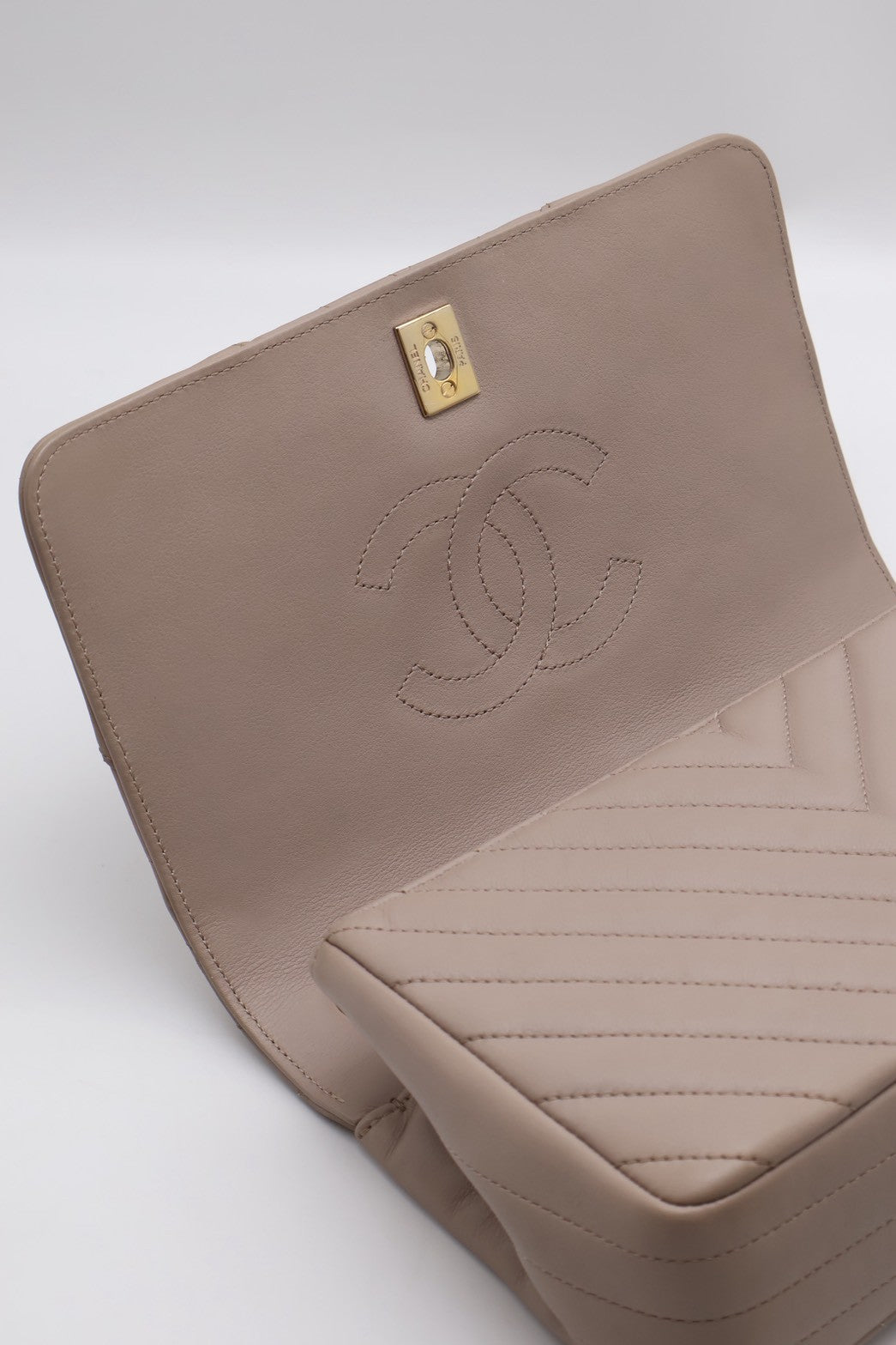 CHANEL V紋牛皮單肩包 - 米灰24開