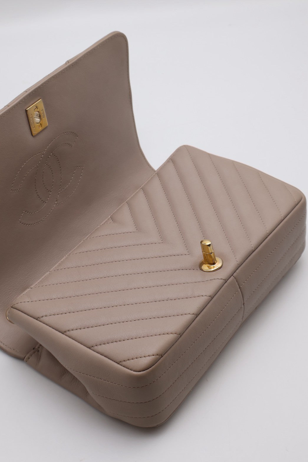 CHANEL V紋牛皮單肩包 - 米灰24開