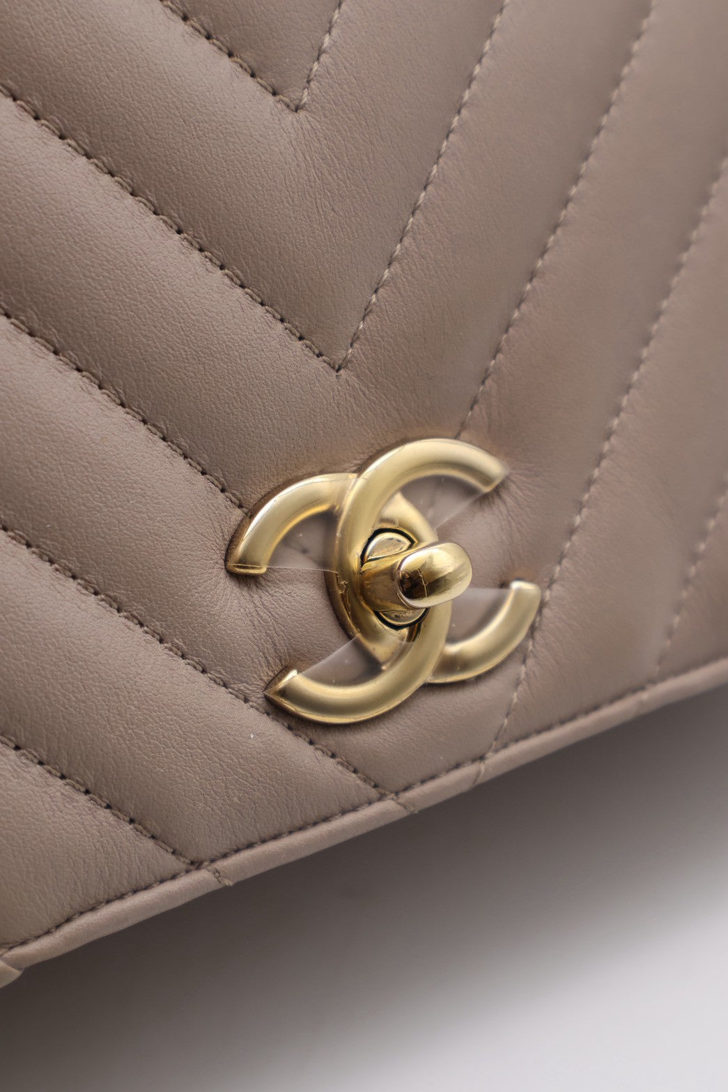 CHANEL V紋牛皮單肩包 - 米灰24開