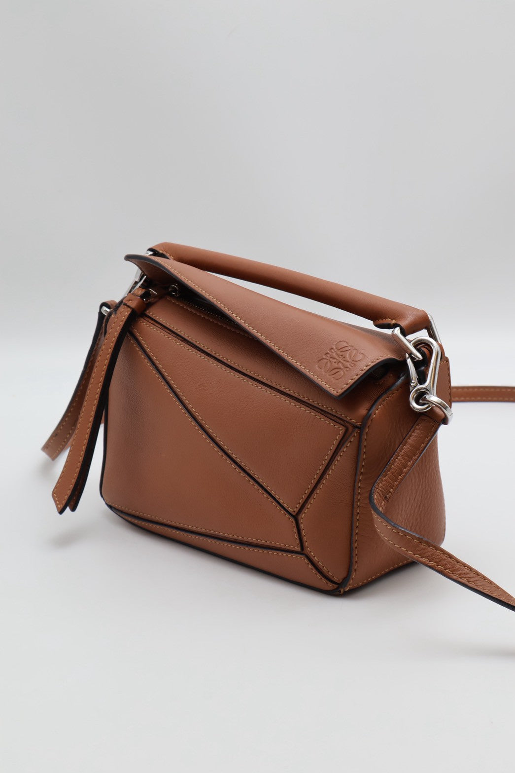 LOEWE Puzzle小牛皮手袋 - 迷你棕色