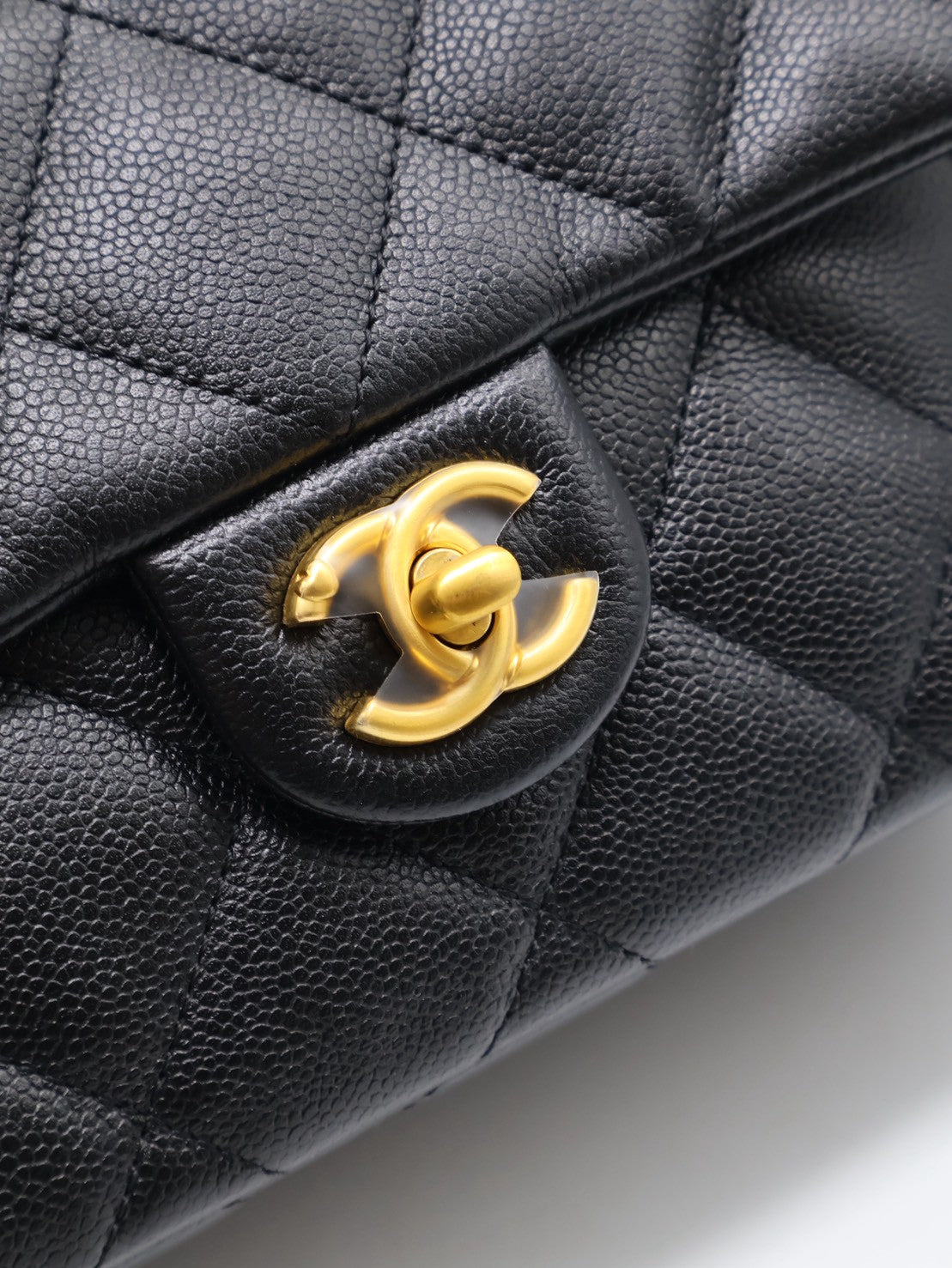 CHANEL 愛心調節釦口蓋包 24 - 黑金