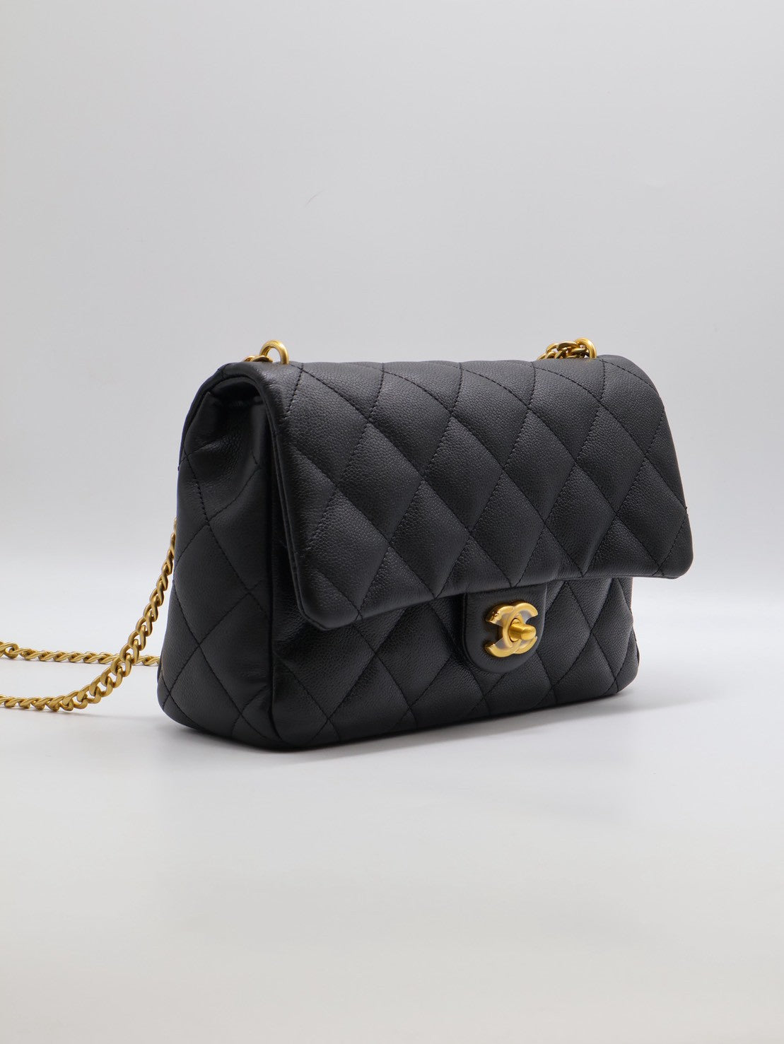 CHANEL 愛心調節釦口蓋包 24 - 黑金