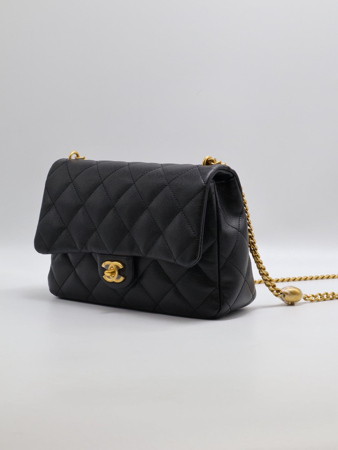 CHANEL 愛心調節釦口蓋包 24 - 黑金